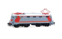 RIVAROSSI H0 - art. HR9009 FS E.424.323 “Navetta”, con pantografo 42LR e 5 finestrini laterali, livrea "MDVE" - Epoca IV, RIVAROSSI H0 - art. HR9009 FS E.424.323 “Navetta”, con pantografo 42LR e 5 finestrini laterali, livrea "MDVE" - Epoca IV
Bellissima locomotiva molto rifinita con motore a 5 poli centrale e trasmissione cardanica della trazione a tutti gli assi di cui uno completo di cerchi di aderenza, luci banche e rosse ad inversione automatica - predisposizione per decoder 21 pin anche sound.
Modello in offerta speciale a 179 Euro (Listino 199,90)