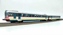 Os.kar H0 - art. OS-2027 FS Set ALn 873.3504 I° serie + Ln 779.3503 livrea blu azzurro rosso ep. IV - IL MODELLO ESCE A DICEMBRE PRENOTABILE SENZA ACCONTI  - ULTERIORE SCONTO PER CHI LE PRENOTA ENTRO 30 NOVEMBRE, Os.kar H0 - art. OS-2027 FS Set ALn 873.3504 I° serie + Ln 779.3503 livrea blu azzurro rosso ep. IV. Automotrice con cassa e sotto telaio in plastica ABS ad alta resistenza, telaio in metallo, doppia motorizzazione nascosta sotto l’arredo interno. Arredo interno riprodotto e dettagliato. Timoni di allontanamento con porta gancio a norma NEM su entrambe le testate. Illuminazione interna di serie a led, separata tra cabine ed ambiente viaggiatori, fanali di testa funzionanti con inversione bianco/rosso in base al senso di marcia, terzo faro funzionante in base al senso di marcia. (comando delle luci interne e dei fanali in analogico tramite micro interruttori). Predisposizione digitale con interfaccia PluX22, e altoparlante installato e cablato di serie. Frontali configurabili (chiusi o con mantice esteso con aggiuntivi nella confezione). Stesse caratteristiche per il rimorchio ma senza motorizzazione.
IL MODELLO ESCE A DICEMBRE PRENOTABILE SENZA ACCONTI
Modello in offerta speciale a 340 Euro (Listino 379,90) ULTERIORE SCONTO A 320 EURO PER CHI LE PRENOTA ENTRO IL 30 NOVEMBRE